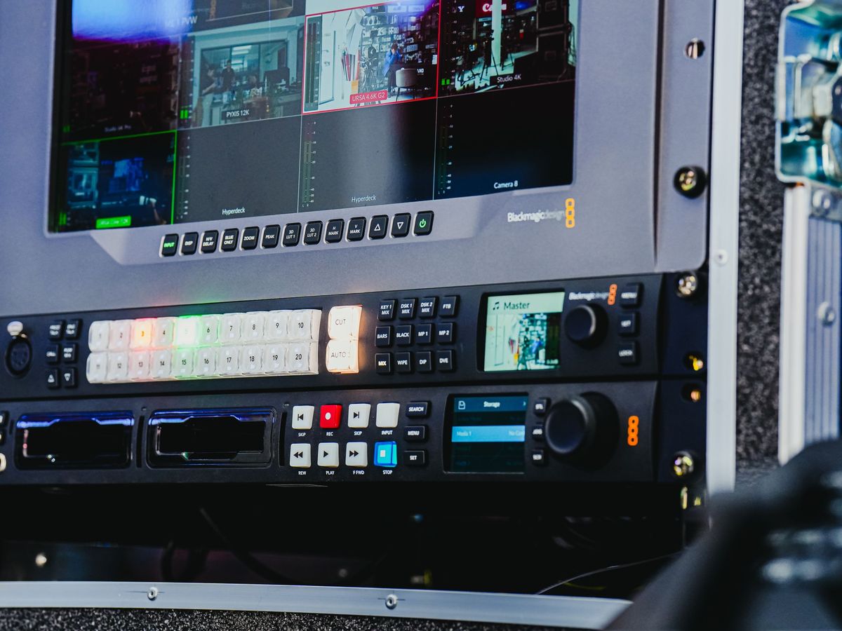 Broadcast recorder and monitor mounted in a flight-case rack
