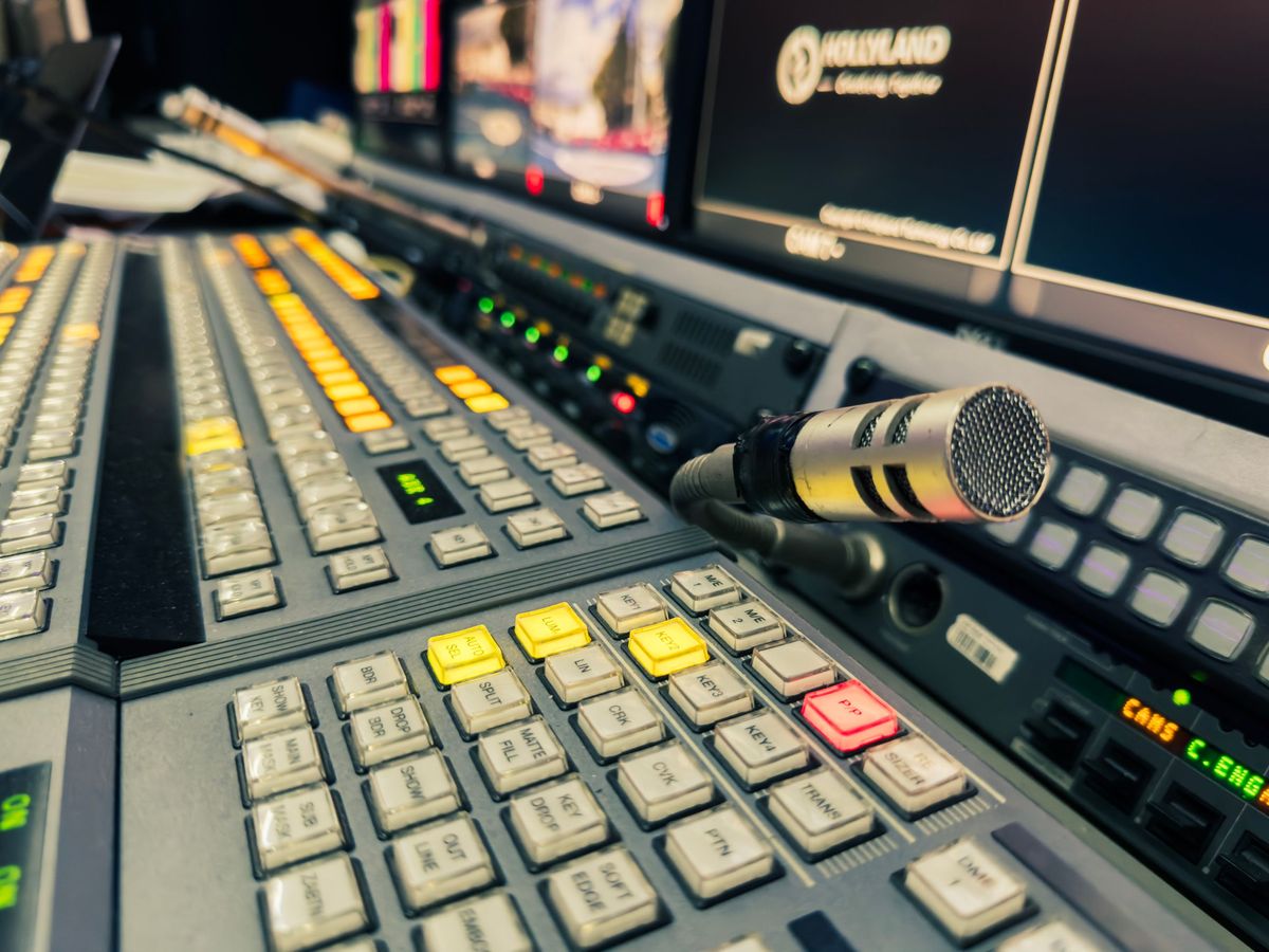 Broadcast vision mixer with multiviewer screens